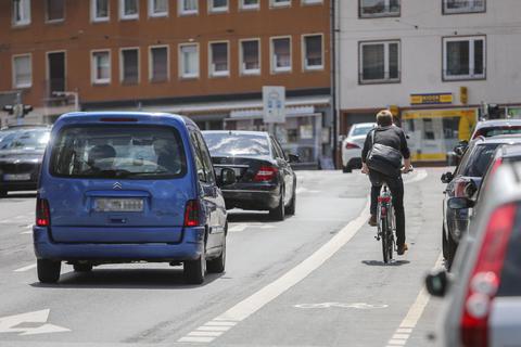 In der Teichhausstraße in Darmstadt sollen zwischen Soderstraße und Roßdörfer Platz die Radstreifen verbreitert werden. Foto: Lukas Görlach