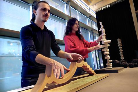 André Hofer und Josefina Braun, Studierende des Studiengangs Produkt- und Kommunikationsdesign, ertasten die Objekte „Anfahrende Straßenbahn“ von Lara Jacob und „Zwei Sirenen“ von Deborah Müller. Foto: Andreas Kelm
