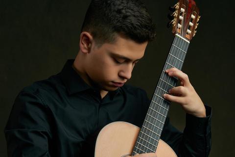 Mit 18 Jahren kam Filippos Manoloudis nach Darmstadt, um an der Akademie für Tonkunst Gitarre zu studieren. 2021 Jahr hat der den Deutschen Gitarrenpreis gewonnen. Foto: Nemanja Zivkovic