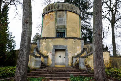 Das immer baufälliger werdende Mausoleum der Familie von Herff ist mit Spanngurten gesichert. Das Gebäude steht unter Denkmalschutz. © Guido Schiek