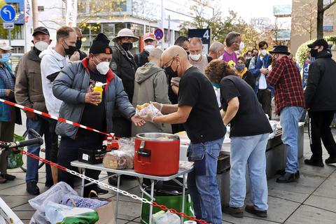 Obdachlose und Arme holen sich am Europaplatz Essen ab.     