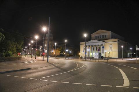 Sie sorgen für sichere Heimwege und eine bessere Orientierung in der Nacht: Darmstadts Straßenlaternen.  Foto: Guido Schiek