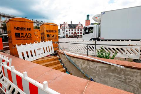 Auf dem Marktplatz ist noch ein kleiner Teil abgesperrt. Die Arbeiten an den unterirdischen Toilettenanlagen und am Marktlager verzögern sich.  Foto: Guido Schiek  