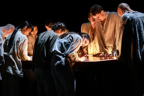 Ängstliche Suche nach der Höheren Gewalt: Szene aus "Force Majeure" mit dem Hessischen Staatsballett.