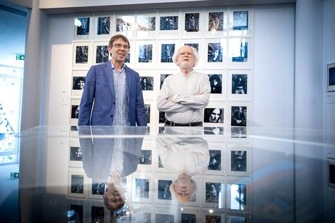 Jürgen Herbst (links) und Christoph Gassner haben den Nachlass von Gabriele Lorenzer gesichert und ihre Werkschau "Wortlose Literatur" im Darmstädter Institut für neuen technische Form gestaltet. 