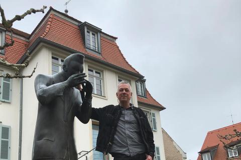 Wolfram Knauer vor dem Darmstädter Jazzinstitut - dem Haus mit der Wettertrompete. Neben ihm steht die Bronzefigur "Little Walter" des Darmstädter Bildhauers Detlef Kraft. Foto: Michael Kibler 