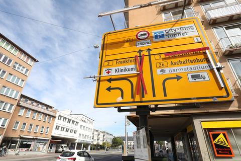 Verkehrsversuch in der Innenstadt: Hinweisschilder und abgeklebte Fahrstreifen an der Kreuzung von Rheinstraße und Kasinostraße. Foto: Guido Schiek