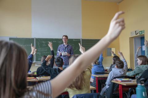 Die 7d der Viktoria-Schule trainiert im Klassenzimmer für ihren TV-Auftritt; Lehrer Sven Schmidtsdorf zieht knifflige Fragen aus der Quizbox. Am Inhalt haben auch die Eltern der Schülerinnen und Schüler mitgebastelt. Foto: Guido Schiek