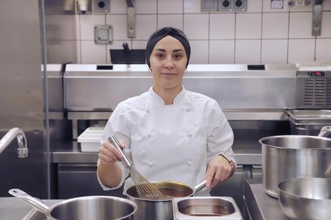Seit sechs Wochen arbeitet Olena Hrichukova im Restaurant „Sitte“ als Köchin. Foto: Andreas Kelm
