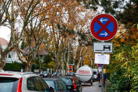 In der Dieburger Straße sollen Parkplätze zugunsten eines Fahrradstreifens wegfallen.  Foto: Guido Schiek  