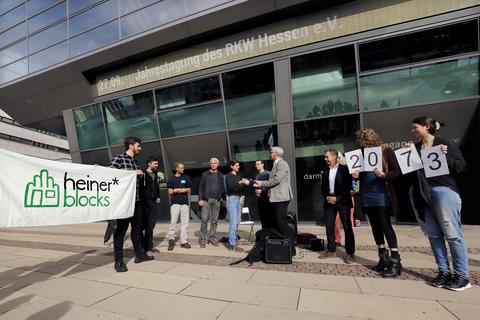 Ein Ordner für den OB: Jochen Partsch (Mitte) nimmt die Unterschriften der „Heiner*Blocks“-Aktivisten entgegen.    Foto: Andreas Kelm