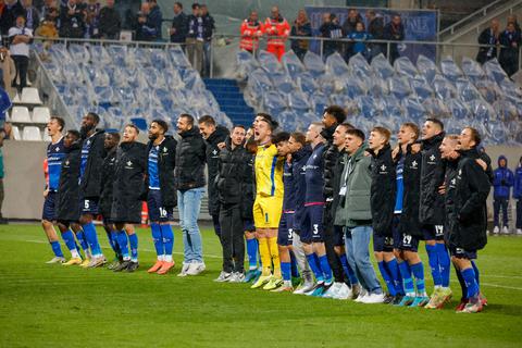 Ein schon gewohntes Bild: Die Spieler des SV Darmstadt 98 lassen sich nach dem Schlusspfiff von ihren Fans feiern.