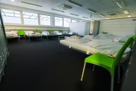 Richtige Betten, kleinere Räume als in einer Turnhalle: Dort, wo zuletzt ein Impfzentrum des Landkreises in Pfungstadt untergebracht war, können jetzt 330 Menschen leben.