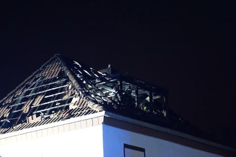 Der Brand in dem Dachstuhl eines Wohnhauses in der Wormser Straße in Darmstadt hat einen Schaden von mehreren zehntausend Euro verursacht. Foto: 5vision.media
