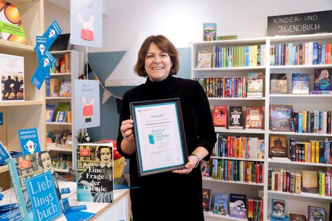 Buchhändlerin Britta Karadzole ist stolz auf die Auszeichnung. © Andreas Kelm