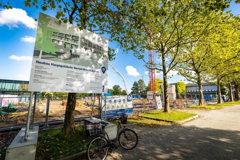 Nächste Baustelle im Bürgerpark: Die Brechtschule bekommt ihren langersehnten Neubau für das inzwischen abgerissene Hauptgebäude. Foto: Sascha Lotz