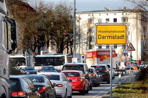 Stau in Darmstadt - im Vergleich zum Vorjahr waren am 1. Januar 2022 rund 250 Autos mehr in der Stadt gemeldet.  Archivfoto: Andreas  Kelm 