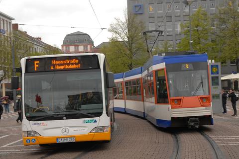 Ab dem 31. Oktober ersetzen Busse eine bestimmte Straßenbahnlinie in Darmstadt. Archivfoto: Guido Schiek