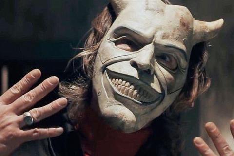 Ethan Hawke mit teuflischer Maske als Kindesentführer im Horrorfilm „The Black Phone“. © Universal Pictures Germany