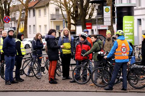 Zwischenstopp am Freiberger Platz: Kongressteilnehmer mit Verkehrsplanerin Karin Weber (rote Hose). Foto: Andreas Kelm