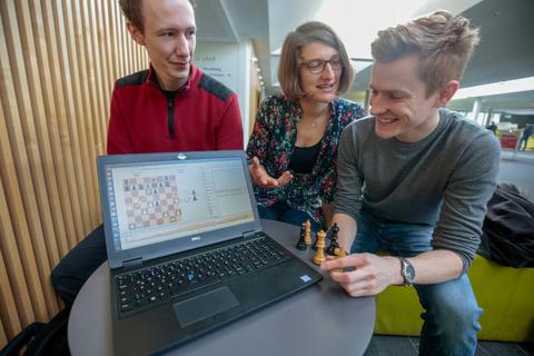 Die drei TU-Darmstadt-Studenten Moritz Willig (von links), Alena Beyer und Johannes Czech haben den siegreichen Schachcomputer entwickelt.  Fotos: Guido Schiek 