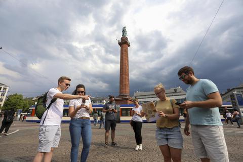 Die Smartphone-Schnitzeljagd startet auf dem Luisenplatz in Darmstadt. Die Spieler werden von einer App auf eine rund fünf Kilometer lange Schnitzeljagd durch die Darmstädter Innenstadt geführt. Foto: Guido Schiek