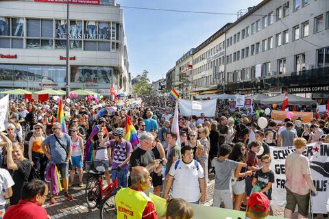 Schon am Nachmittag treffen sich rund 2000 Demonstranten auf dem Luisenplatz, um von dort durch die Innenstadt zur Orangerie zu laufen. Foto: Torsten Boor