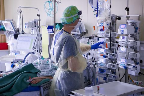 Auf der Corona-Intensivstation am Klinikum Darmstadt kann das Personal derzeit 16 Patienten behandeln. Archivfoto: Sascha Kopp