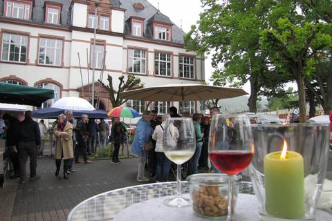 Premiere des „Feier-Abendmarktes“ auf dem Marktplatz in Seeheim. Im Hintergrund ist das Rathaus zu sehen. Jürgen Buxmann