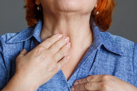 Hashimoto löst eine chronische Schilddrüsenentzündung aus. Frauen sind neun Mal häufiger betroffen als Männer. 