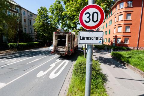 Klare Ansage: Tempo 30 aus Lärmschutzgründen gilt auf dem Rhönring zwischen Eckhardt- und Pankratiusstraße seit Mai 2022.