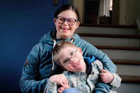 Fiona und Finn kennen sich aus der Selbsthilfegruppe für Menschen mit Down-Syndrom und deren Angehörigen. Sie verstehen sich prächtig und haben jede Menscge Spaß miteinander.