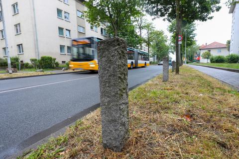 Granitpoller, hier in der Heinrichstraße, gehören zunehmend zum Stadtbild. Sie lösen die Holzpoller ab. Foto: Guido Schiek 
