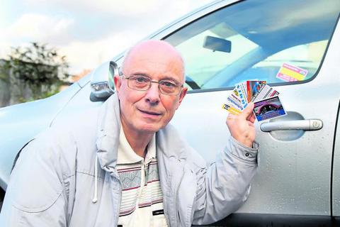 Ein Ärgernis sind für Heinrich Fischer die Visitenkarten am Auto von Händlern, die sein Fahrzeug kaufen wollen. Foto: Andreas Kelm 