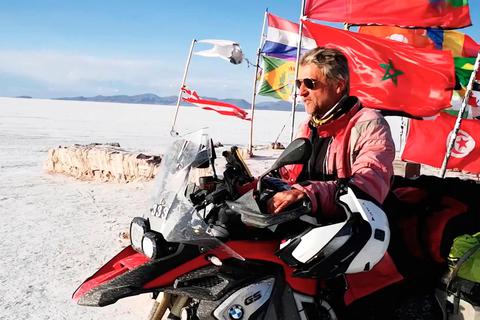 Filmautor Dieter Schneider auf seinem BMW-Motorrad am bolivianischen Salzsee Salar de Uyuni. Dieter Schneider