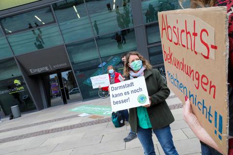 Etwa 40 Klima-Aktivisten hatten sich vor der Stadtverordnetenversammlung im Darmstadtium zu einer Kundgebung getroffen.   Foto: Torsten Boor 