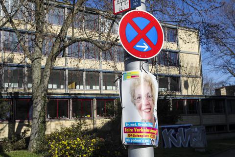 Eigentlich müssen spätestens sieben Tage nach der Wahl die Plakate wieder abgehängt werden. Das hat in Darmstadt nicht in allen Fällen geklappt. Foto: Guido Schiek
