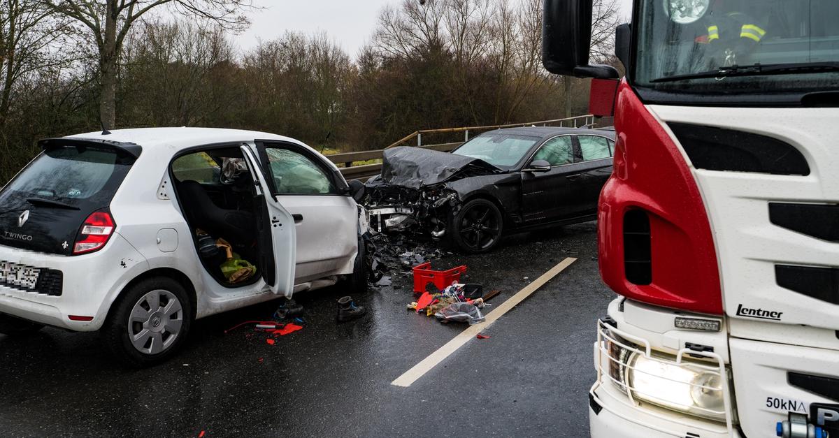 Drei Schwerverletzte bei Frontalcrash auf B3 bei Darmstadt