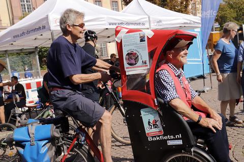Testfahrer Gerhard Lorenz kutschiert auf der Rikscha den Gründer von „Radeln ohne Alter“ Franz Verweyen. Foto: Andreas Kelm