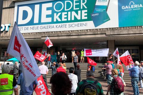 Derzeit läuft die Demonstration gegen die Schließung von Karstadt und Kaufhof in der Elisabethenstraße in Darmstadt. Foto: Guido Schiek 