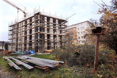Die Rohbauten der neuen Vonovia-Häuser in Darmstadts Heinestraße sind fast fertig. Sie stehen zwischen den alten Zeilenbauten (Hintergrund) der Siedlung.
