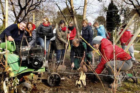 Trotz Kälte kommen viele Gartenfreunde mit ihren Gerätschaften zur Saisoneröffnung im Nachbarschaftsgarten.  Foto: Andreas Kelm    Foto: Andreas Kelm  