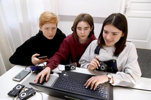 Einen digitalen Comic mit Fotos erstellen (von links) Kilian (13), Sarah (12) und Annik (13) beim  Kinder- und Jugendmedienkongress am Computer.  Foto: Andreas Kelm   Foto: Andreas Kelm 