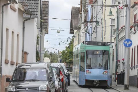 Eng ist es in der Ludwigshöhstrasse. Bei einem Falschparker kommt der Straßenbahnverkehr zum Erliegen. Foto: Guido Schiek