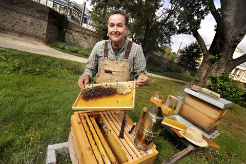 Udo Drees mit seinen Bienenvölkern im Stadtgraben. Foto: Andreas Kelm