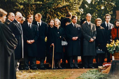 1997 starb Prinzessin Margaret. Zur Trauerfeier in der Darmstädter Stadtkirche und zur Beisetzung auf der Rosenhöhe kamen der damalige britische Thronfolger Prinz Charles (Fünfter von rechts) sowie sein Vater, Prinz Philip (Zweiter von links). Archivfoto: Jürgen Schmidt