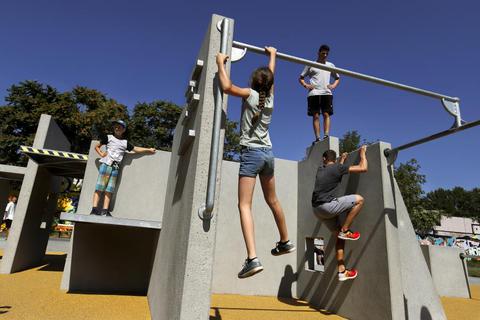 Klettern und hangeln können die Jugendlichen in der neuen Parcour-Anlage in der Lincoln-Siedlung, Foto: Andreas Kelm   Foto: Andreas Kelm 