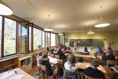 Lüften und lernen: Schüler der Jahrgangsstufe 6 an der Freien Waldorfschule sitzen mit frischer Luft im Klassenzimmer. Foto: Guido Schiek