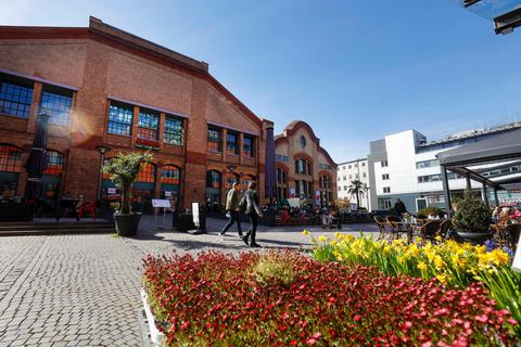 Heute ist auf den Flächen der ehemaligen Markthalle (hier der Bick vom Innenhof des Carrees) das Restaurant-Café "La Piazza" eingezogen. Die Fassade der ehemaligen Heag-Halle steht unter Denkmalschutz. Foto: Guido Schiek 