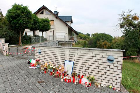 Niedergelegte Gegenstände vor dem Tatort zeugen kurz nach der Tat von der Trauer um die getöteten Kinder. Archivfoto: Katja Gesche 
